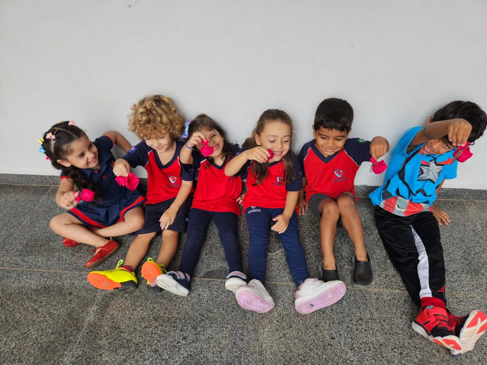 Crianças da Aussie Education sorrindo e brincando juntas na escola.